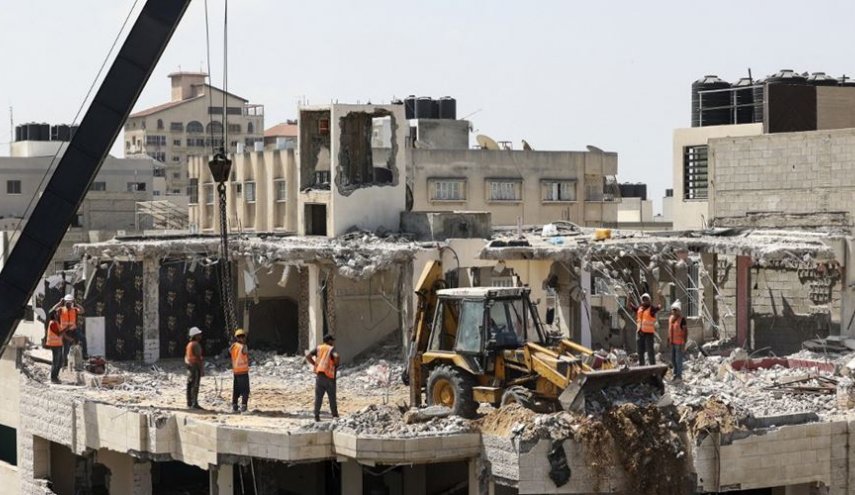 البدء بإزالة المباني الآيلة للسقوط جراء القصف الإسرائيلي على غزة

