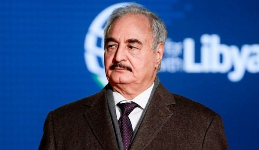 صور.. حفتر يحضر مباراة كرة قدم

