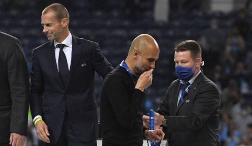 بالصور: غوارديولا يثير جدلا واسعا بتصرفه بعد نهائي دوري الأبطال