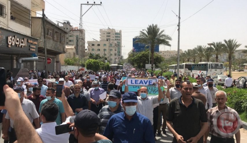 تظاهرة حاشدة بغزة تطالب برحيل مدير عمليات الاونروا

