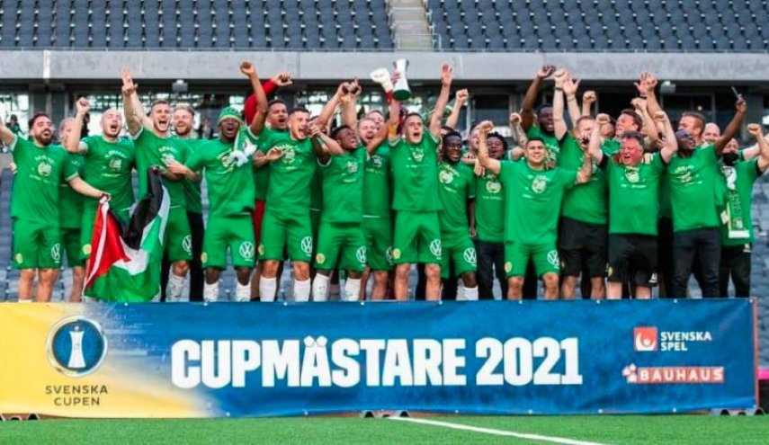 بالصور: فريق 'هامربي' يرفع العلم الفلسطيني خلال تتويجه بكأس دوري كرة القدم السويدية