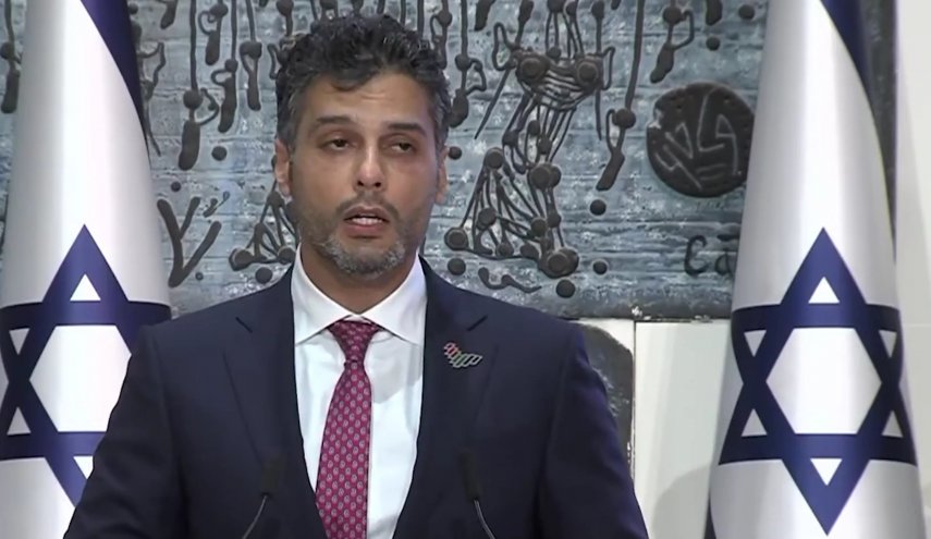 بالصورة : سفير الامارات يتابع مباراة كرة قدم مع رئيس الكيان الاسرائيلي السابق