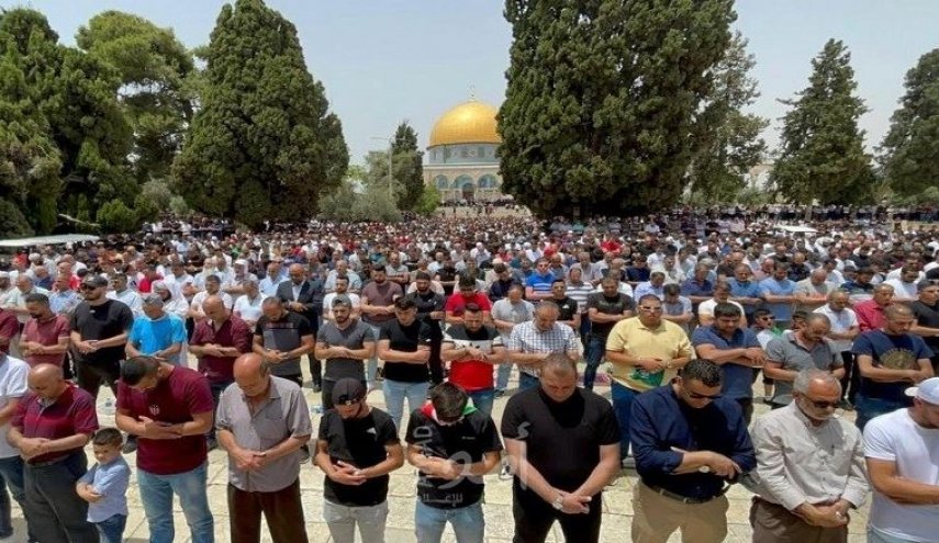عشرات آلاف المصلين يؤدون الجمعة في الأقصى