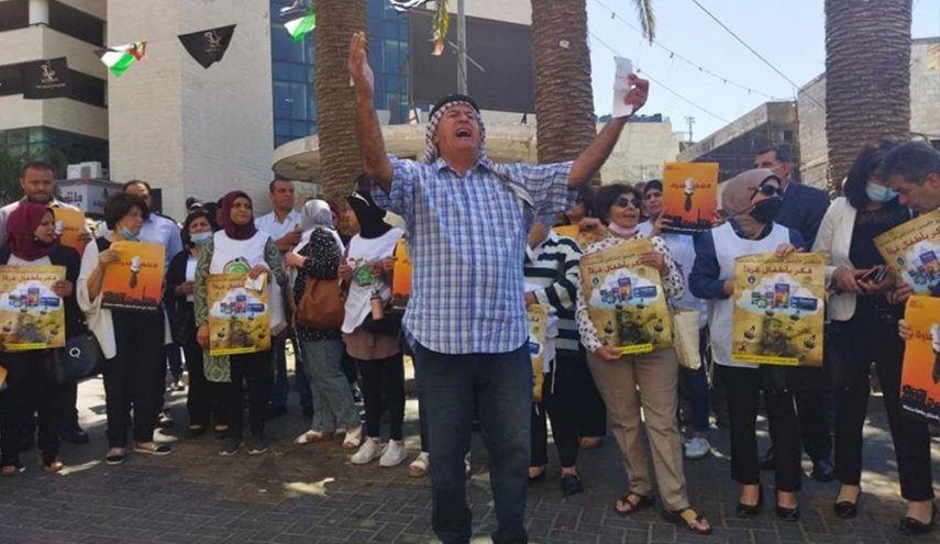 نابلس...متظاهرون يدعون لمقاطعة منتجات الاحتلال