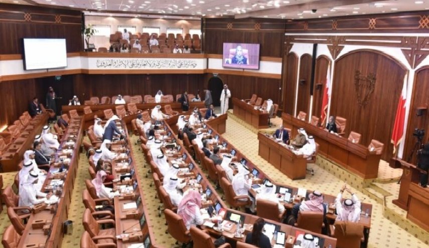 21 نائبا بحرينيا يستنكرون رفع السفارة الأمريكية لعلم المثليين