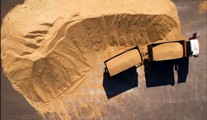 الاحتلال الأمريكي يخرج 20 شاحنة محملة بالقمح إلى شمال العراق