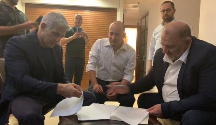 لبيد يوقع اتفاقيتين ائتلافيتين مع عباس وليبرمان