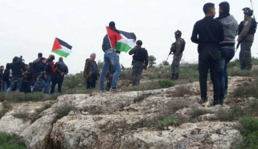 شبان فلسطينيون يحرقون معدات للاحتلال في بيتا جنوب نابلس