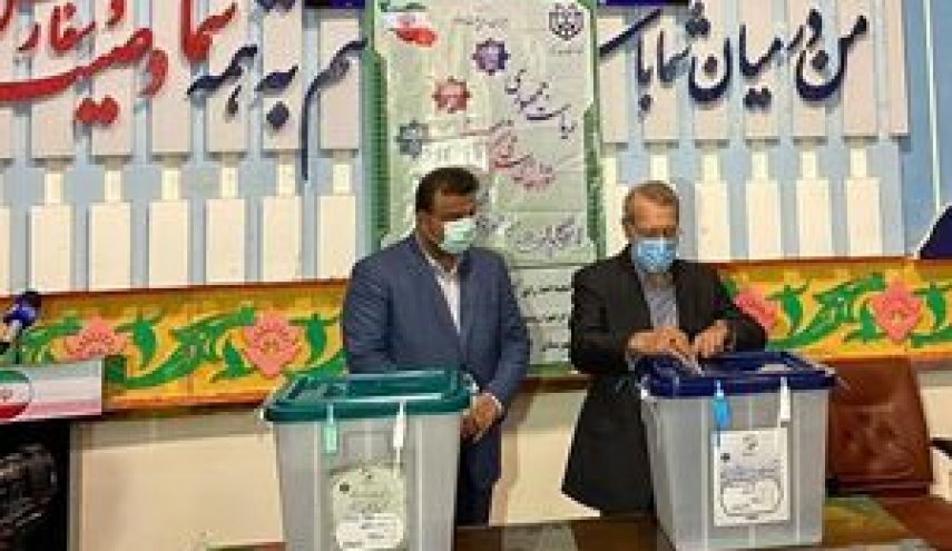 رئيس مجلس الشورى الاسلامي السابق بعد الادلاء بصوته: يجب على الجميع ان يفكروا بمصلحة البلاد
