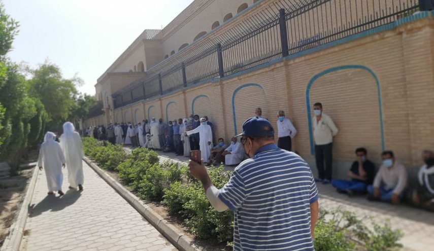 شاهد.. تواجد حماسي للجالية الایرانية للادلاء باصواتها في الکویت