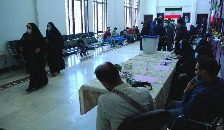 بالصور.. الجالية الايرانية في كربلاء المقدسة تشارك في الانتخابات الرئاسية