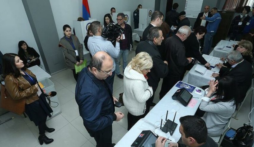 فتح مراكز الاقتراع للانتخابات التشريعية المبكرة في أرمينيا
