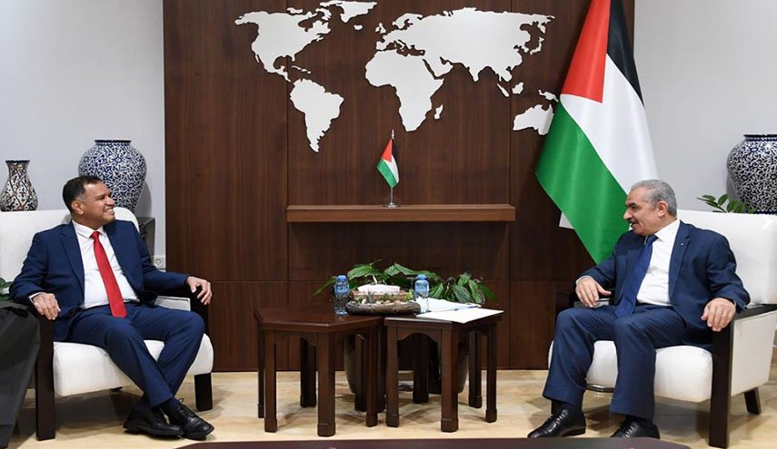 اشتيه والسفير العُماني يناقشان الانتهاكات الإسرائيلية وإعمار غزة