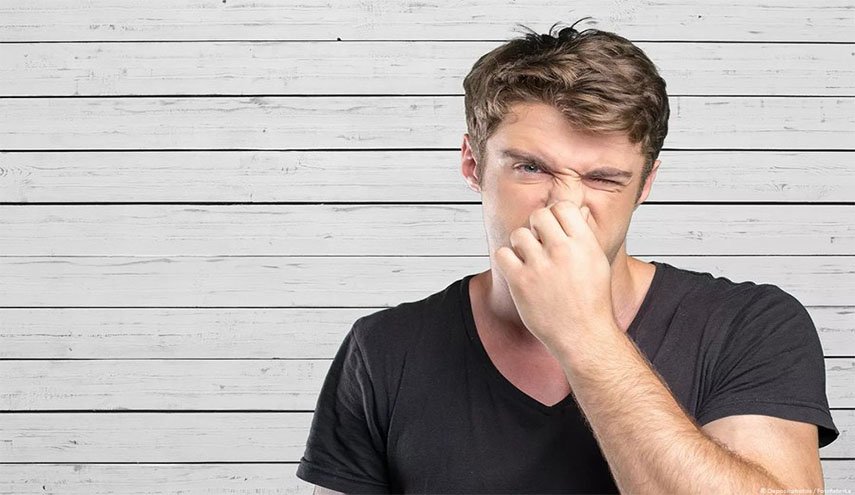 ما هو سبب ظهور الرائحة الكريهة لدى المصابين بكورونا؟