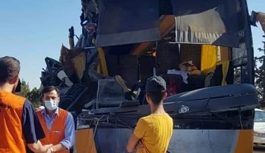 إصابة 18 طالبا بحادث سير على طريق حماة حمص بسوريا
