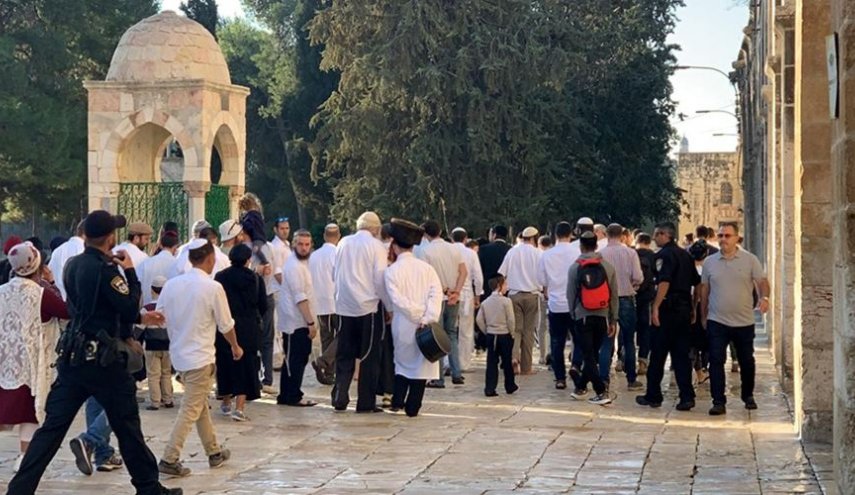 عشرات المستوطنين يقتحمون الأقصى وقوات الإحتلال تغلق طرق نابلس 