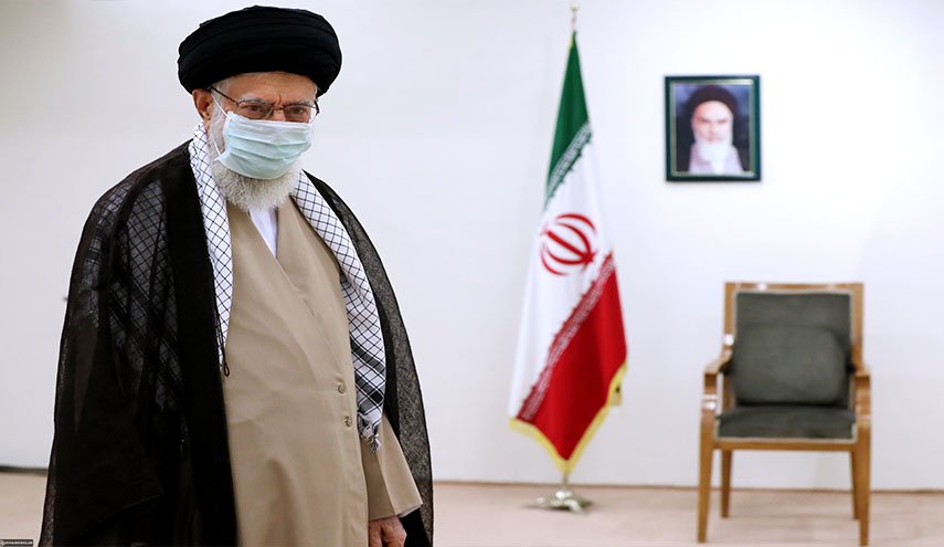 شاهد بالصور.. آية الله خامنئي يتلقى الجرعة الاولى من لقاح 