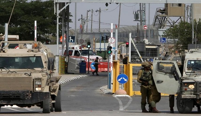 الاحتلال يعتقل فتاة فلسطينية على حاجز قلنديا شمال القدس