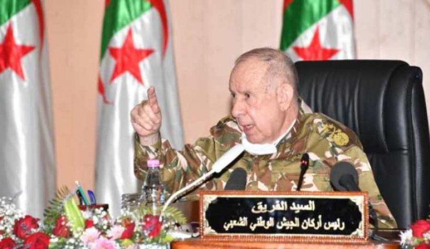 قائد الجيش الجزائري يرد على تحركات حفتر قرب الحدود مع ليبيا