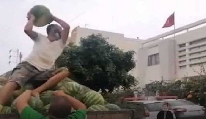 هكذا فجر بائع البطيخ التونسي غضبه