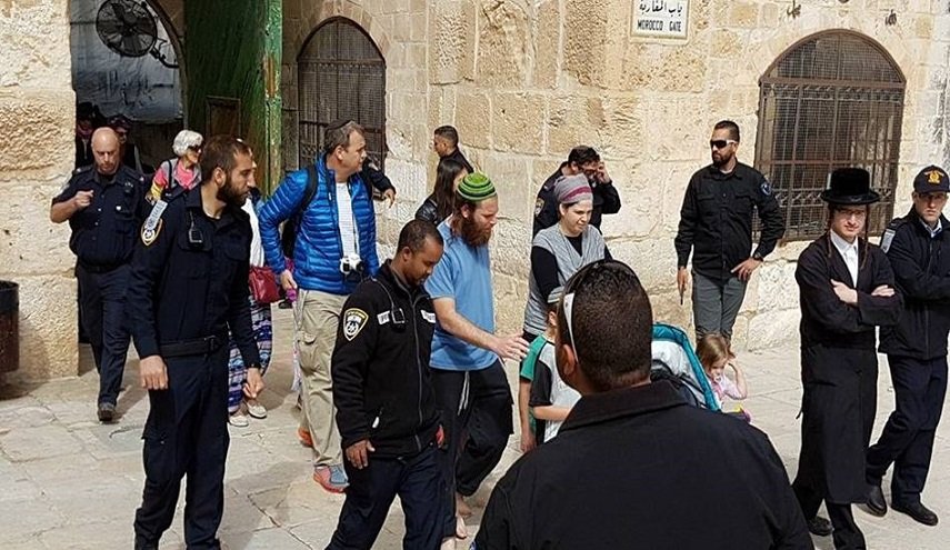 عشرات المستوطنين يقتحمون باحات الأقصى بحماية الاحتلال