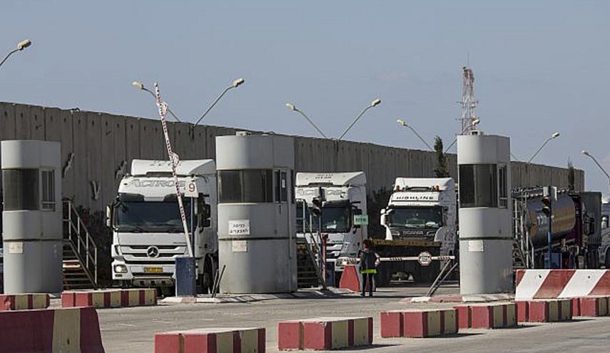 الخضري: منع الاحتلال إدخال بضائع للقطاع الخاص بغزة يفاقم معاناتهم
