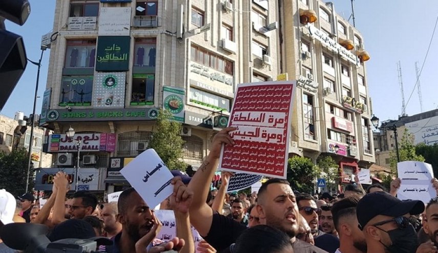 المعتصمون برام الله يطالبون محمود عباس بإقالة الحكومة
