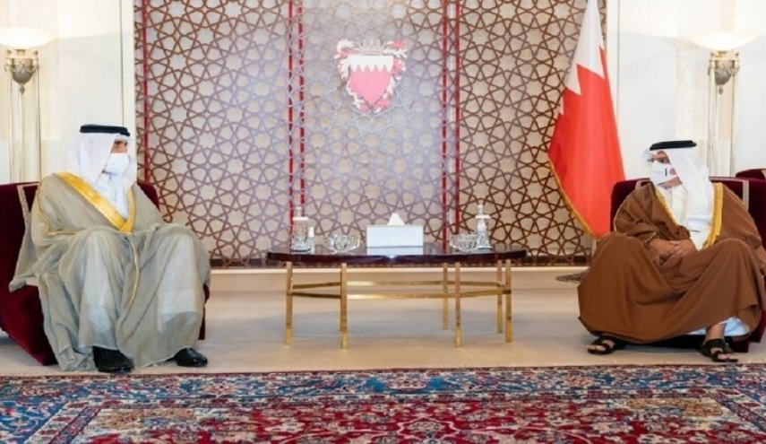 ولي العهد البحريني يستقبل سفير بلاده لدى الإحتلال