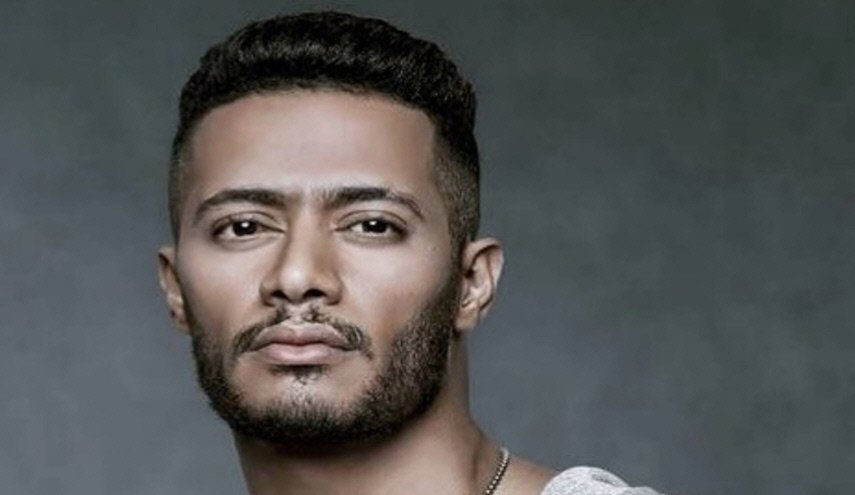 بالصورة.. غضب كويتي من صورة لمحمد رمضان مع حفيدة صدام