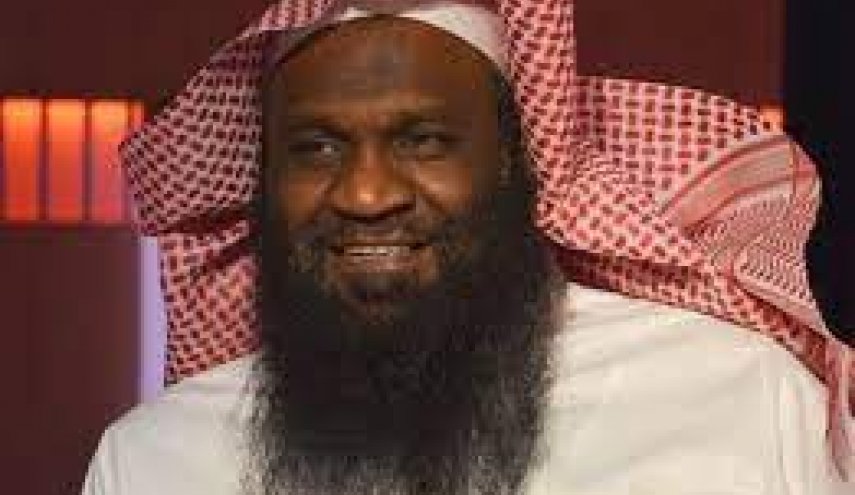 داعية سعودي شهير ينشر صوره في حمام السباحة!