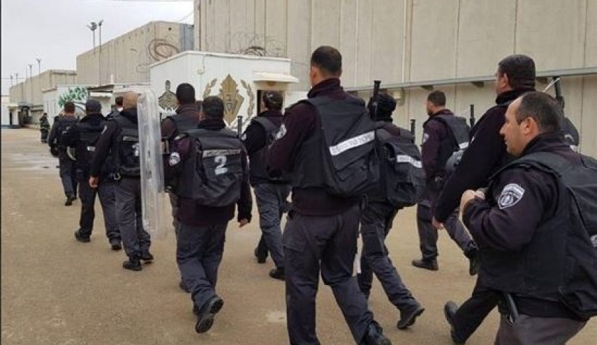 وحدات القمع الاسرائيلية تقتحم قسم (2) في سجن ريمون
