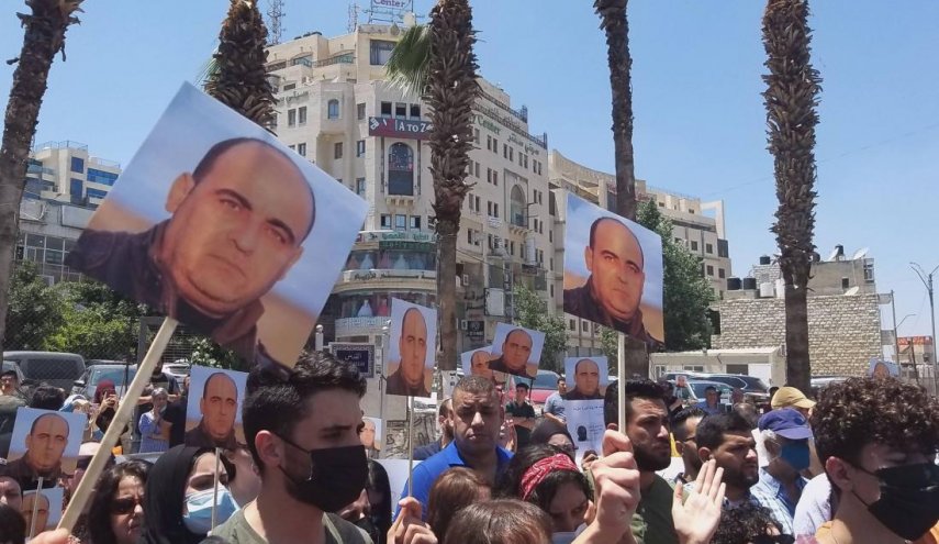 مظاهرة حاشدة على دوار المنارة برام الله تنديدًا باغتيال الناشط نزار بنات