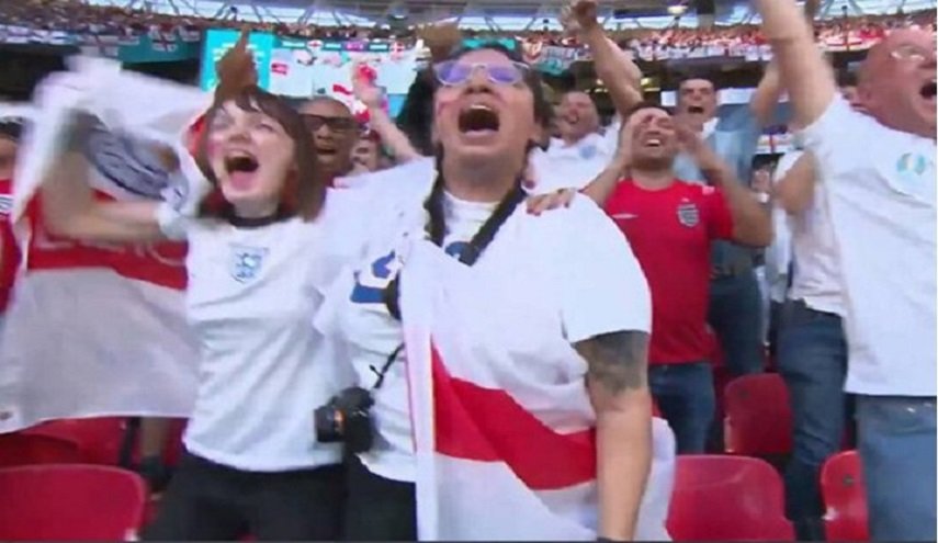 شاهدها مدير عملها في مباراة انجلترا والدنمارك ففصلها!