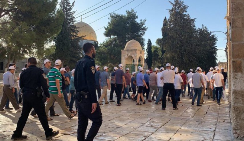 مستوطنون يقتحون المسجد الاقصى بحماية قوات الإحتلال 