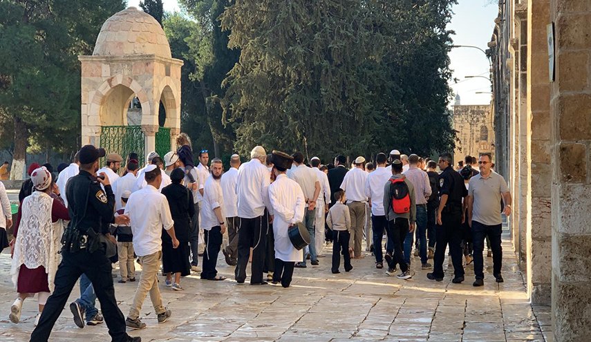 بحماية الاحتلال.. عشرات المستوطنين يجددون اقتحام الاقصى 