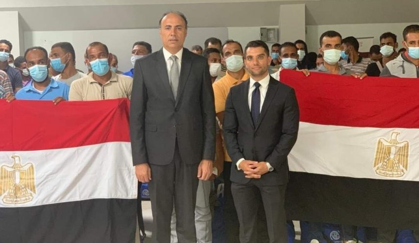 السفارة المصرية بطرابلس تعيد 140 مصريا عالقا في ليبيا