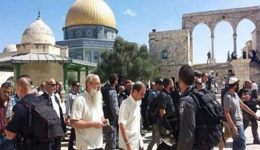 مستوطنون يقتحمون المسجد الأقصى تحت حراسة شرطة الإحتلال