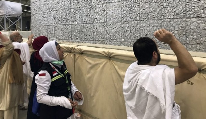 الحجاج يواصلون رمي الجمرات في أول أيام التشريق بمشعر منى