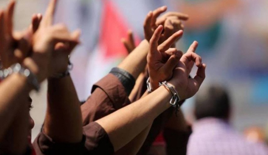 علامات التعب والإعياء بدأت تظهر على الأسرى المضربين عن الطعام
