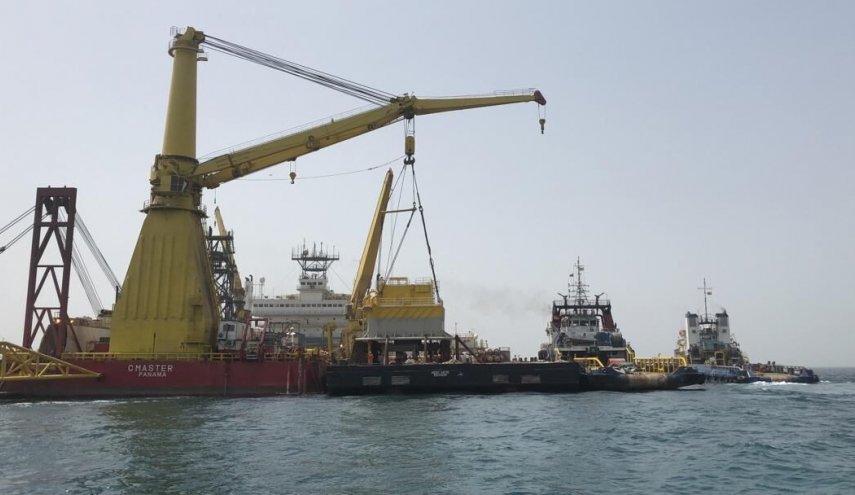 بايعاز من الرئيس روحاني؛ بدء تصدیر اول شحنة نفط من میناء جاسك
