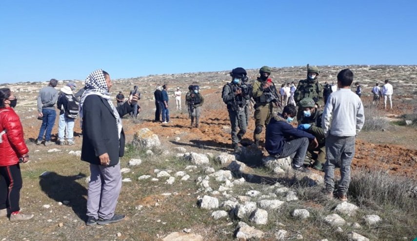 مستوطنون يهاجمون منازل الفلسطينيين في مسافر يطا