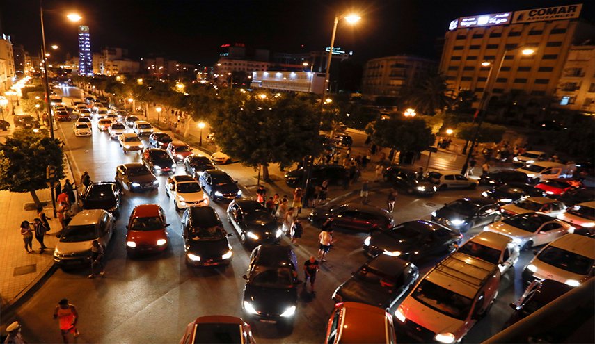 شاهد.. الجيش ينتشر في شوارع تونس بعد قرارات الرئيس سعيد 
