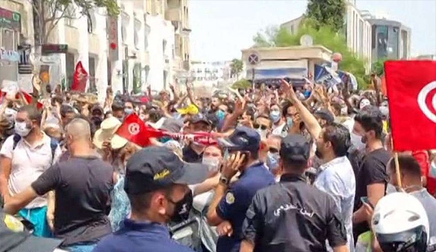 آخر التطورات السياسية على الساحة التونسية.. لحظة بلحظة..
