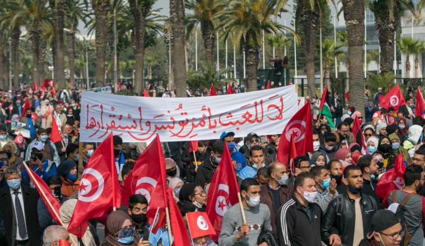 قيس سعيد يجتمع بقادة الجيش والاحزاب تجدد رفض قراراته