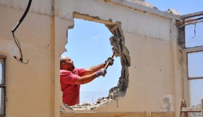 الاحتلال يجبر مقدسيا على هدم منزله في بلدة الطور