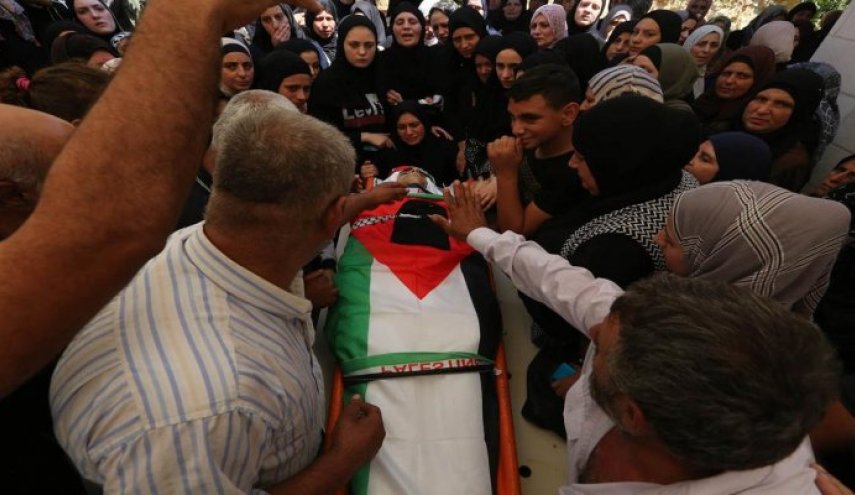 الاحتلال يهاجم موكب تشييع الشهيد شوكت عوض في بيت أمر شمال الخليل