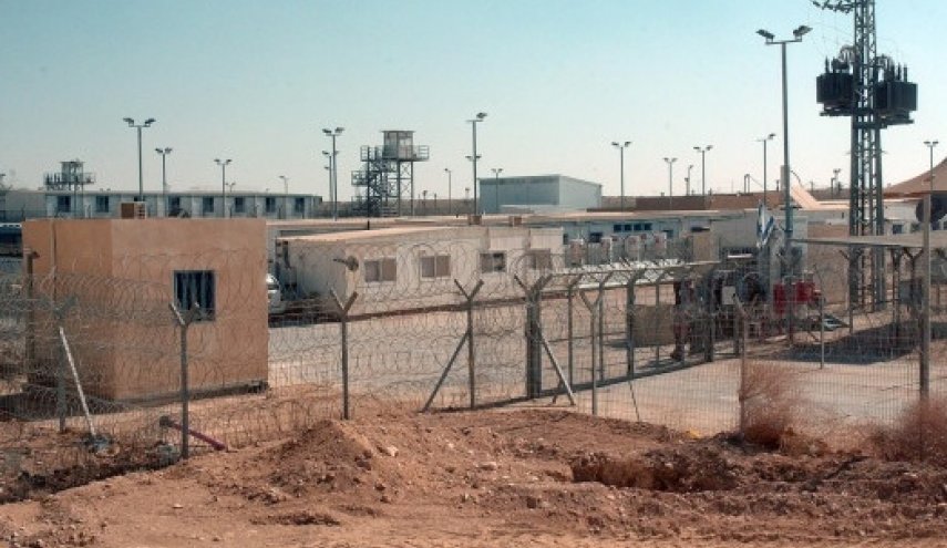 4 أسرى مضربين بسجن النقب يعانون أوضاعا صحية صعبة

