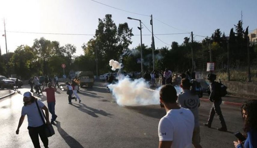 قوات الاحتلال تعتدي على وقفة رافضة لتهجير أهالي الشيخ جراح

