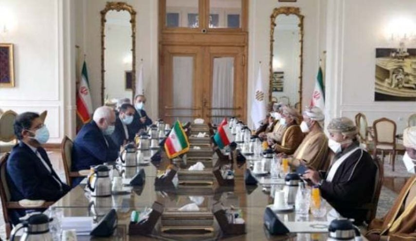 ظريف يؤكد على رفع مستوى العلاقات بين طهران ومسقط