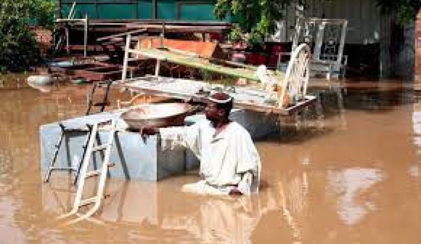 الفيضانات تغرق العاصمة السودانية وتدمر آلاف المنازل
